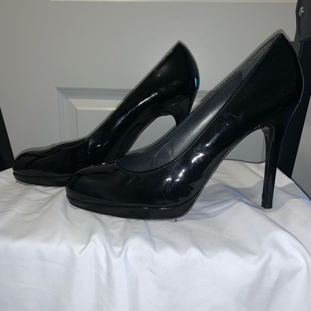 Stuart Weitzman - Black Patent Leather Round Toe Pumps Sz 10M